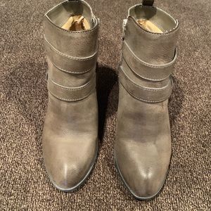 NWOT Express bootie Size 7
